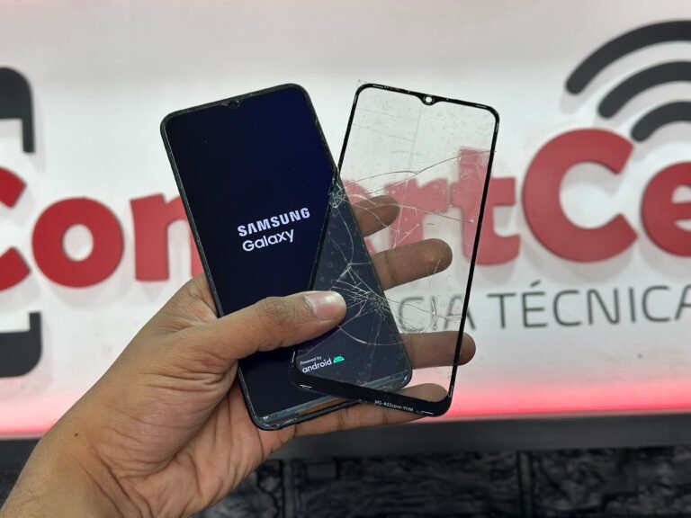 Troca do vidro da tela de um smartphone no laboratório da ConsertCell