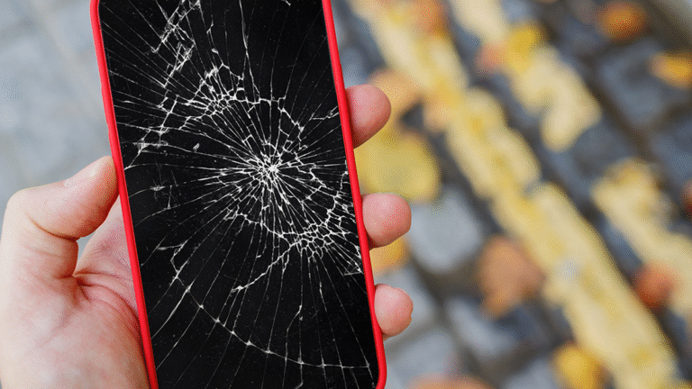 iPhone com o vidro da tela quebrado, ilustrando a necessidade de troca de vidro no iPhone.