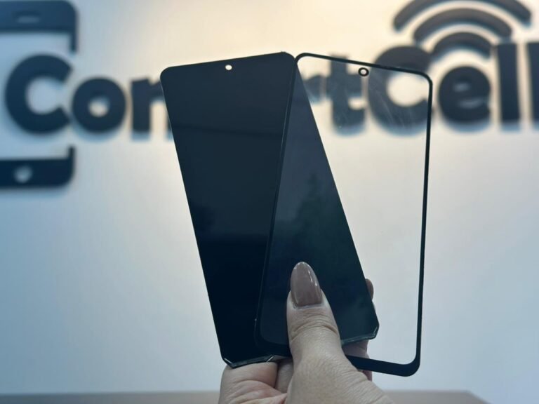 Bruna segurando display e vidro separados da linha S da Samsung, mostrando a troca de vidro sem danificar a tela