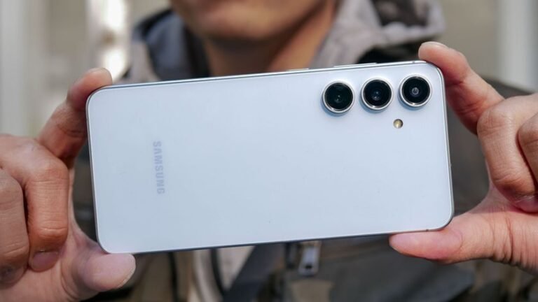 Técnico da ConsertCell realizando assistência técnica especializada Samsung linha S