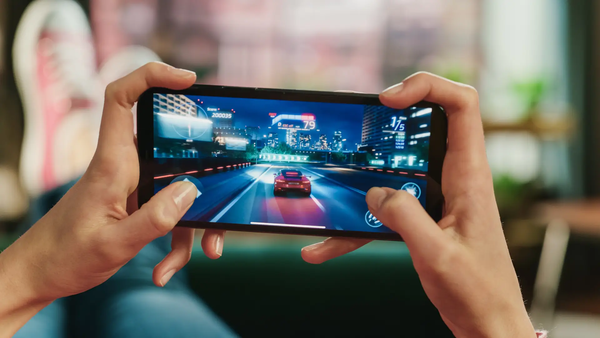Pessoa jogando em um celular gamer durante uma partida de corrida, destacando a performance do aparelho.