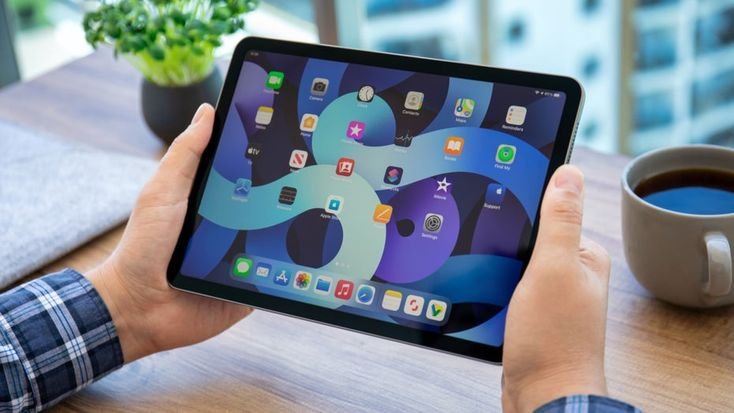 Cliente segura o iPad Pro com a tela nova após a troca realizada pela ConsertCell.