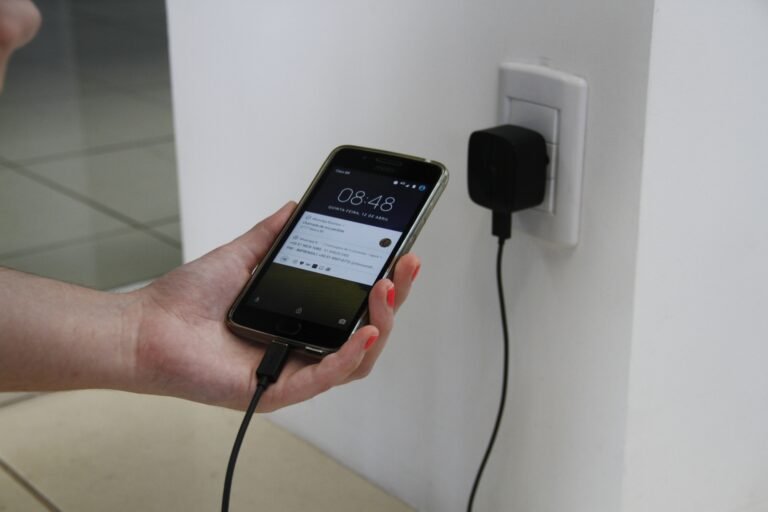 Celular não carrega? 3 testes simples que você pode fazer em casa antes de ir à assistência