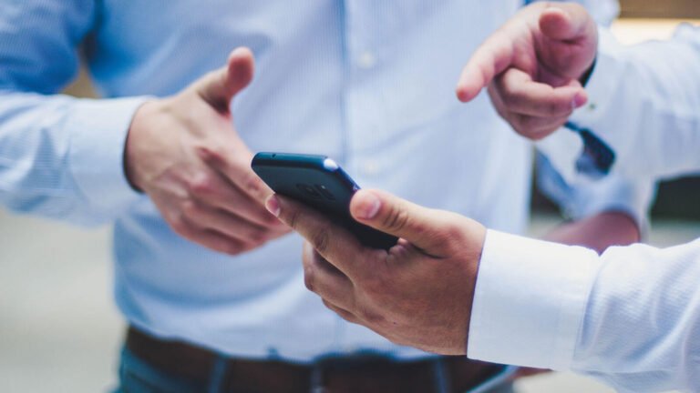 Ciclo de vida de smartphones corporativos: Quando é hora de trocar ou investir em reparo?