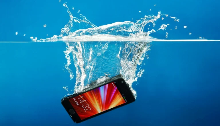 Celular caiu na água: O que fazer e como salvar o aparelho